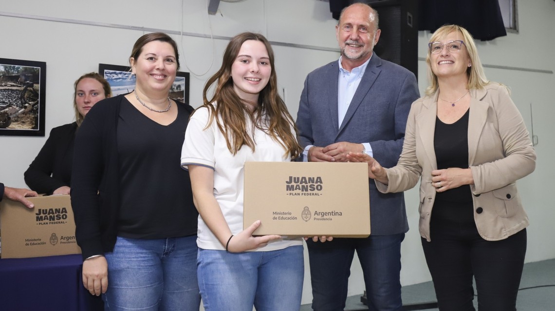 Omar Perotti entregó netbooks del plan "Conectar Igualdad" | Información General