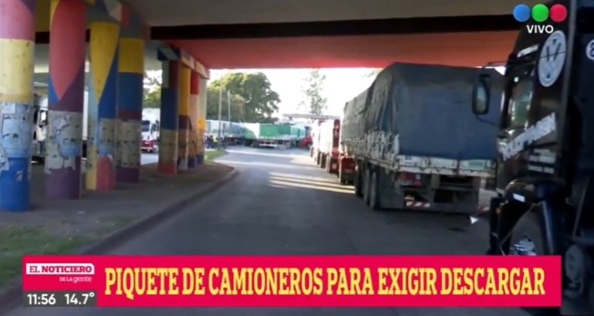 Camioneros vuelven a reclamar en Rosario: exigen descargar en el puerto | Información General