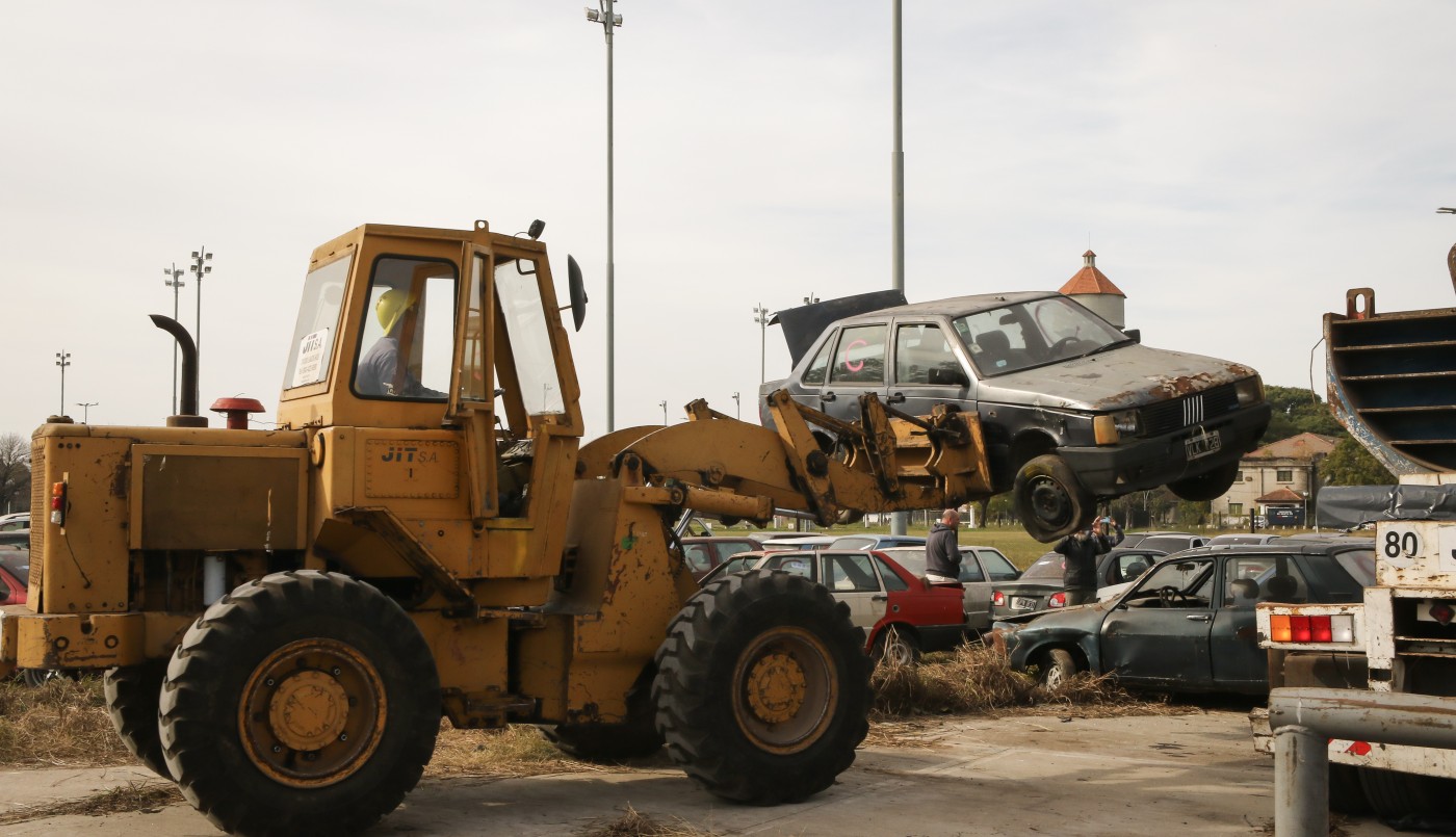 La provincia inició la compactación de cerca de 100 vehículos decomisados | Noticias