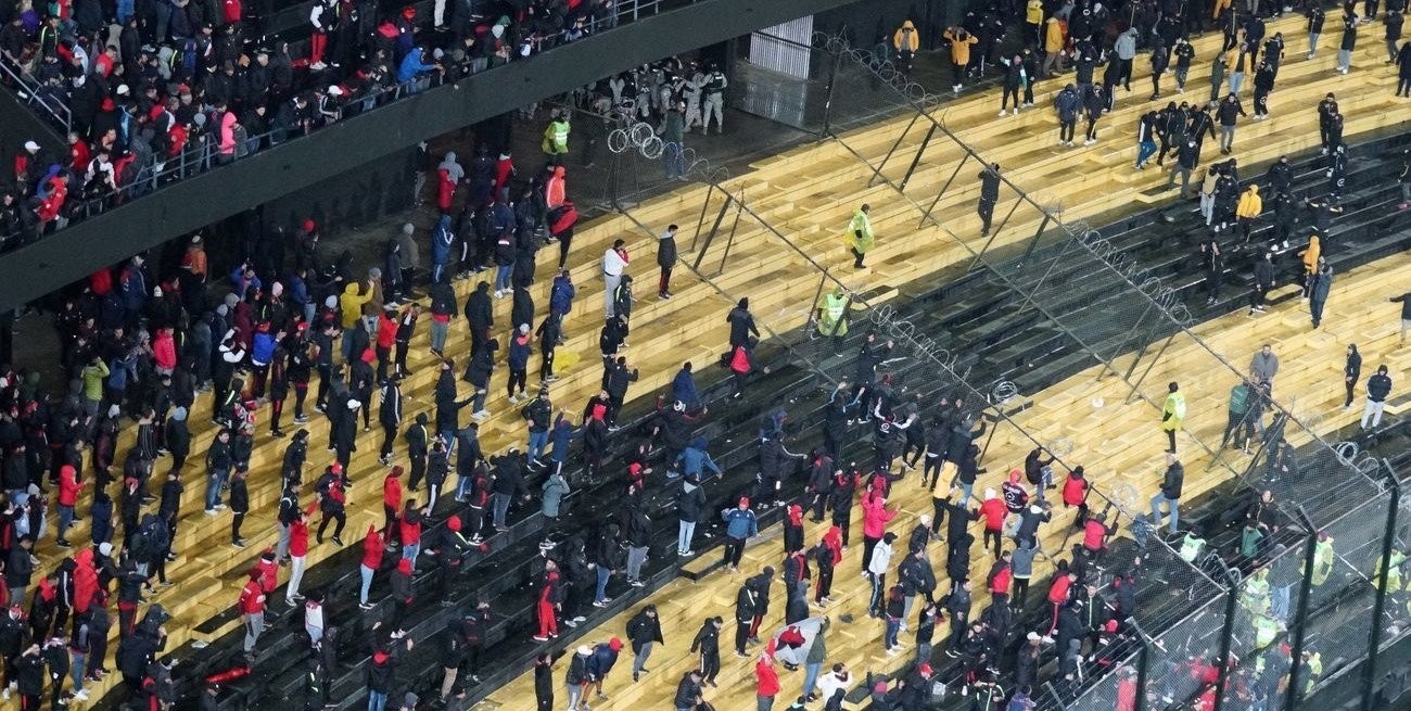 El partido en Uruguay se interrumpió por enfrentamientos entre hinchas de Peñarol y Colón | Deportes