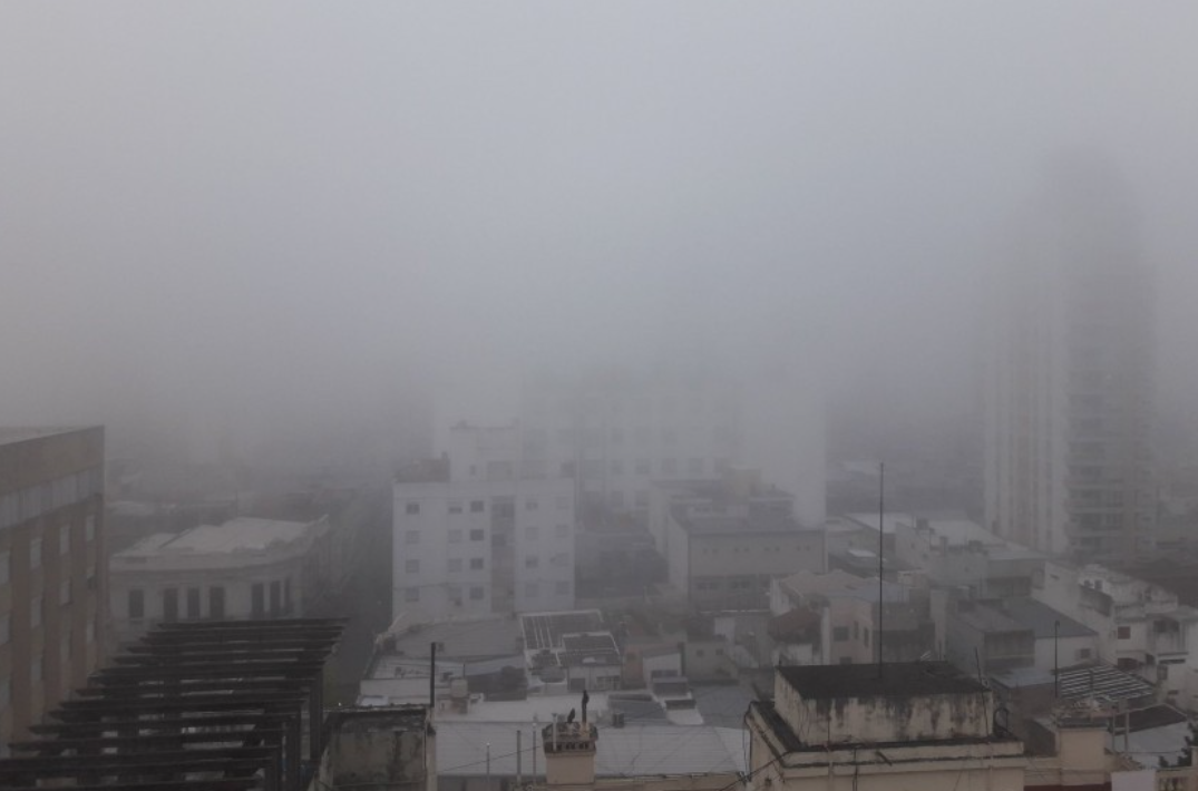 Arranca el lunes con frío, humedad y alerta violeta por neblinas | Información General