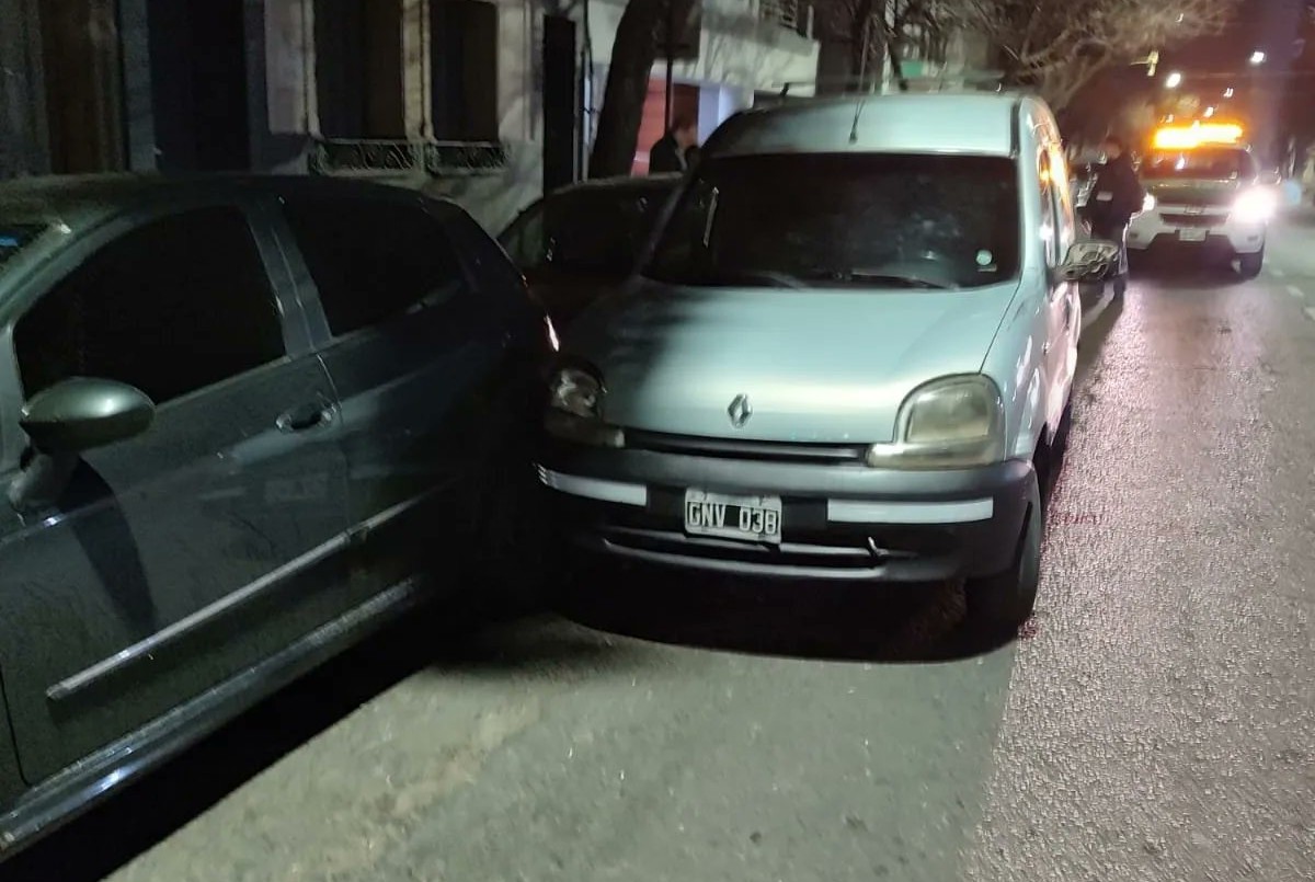 Un hombre se descompensó y chocó dos autos estacionados en Urquiza al 2500 | Información General