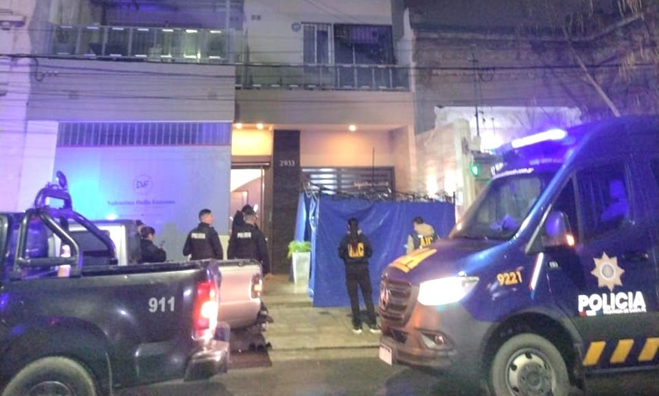 Misterio por la muerte de un hombre en la puerta de un edificio | Noticias