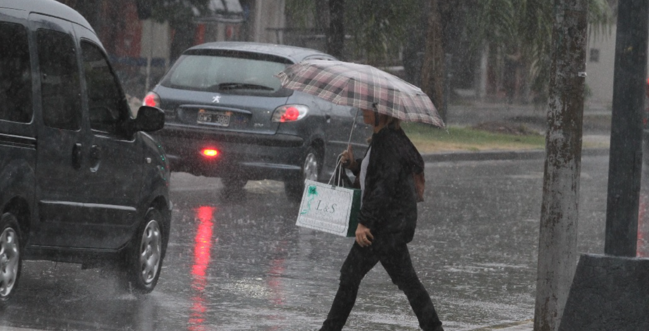 Frío y lluvia: Se espera un martes invernal en la ciudad que mejoraría por la tarde | Información General
