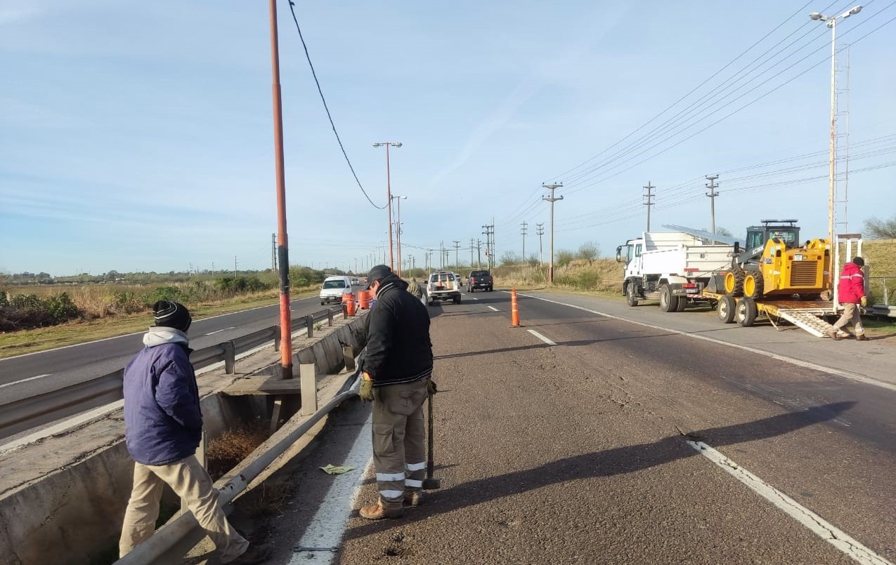Realizan tareas de reemplazo de barandas en la Circunvalación Oeste | Información General