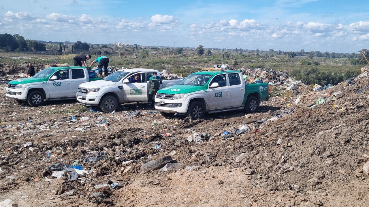 El Municipio llevó alimentos y bebidas de un kiosco clandestino al relleno sanitario | Noticias