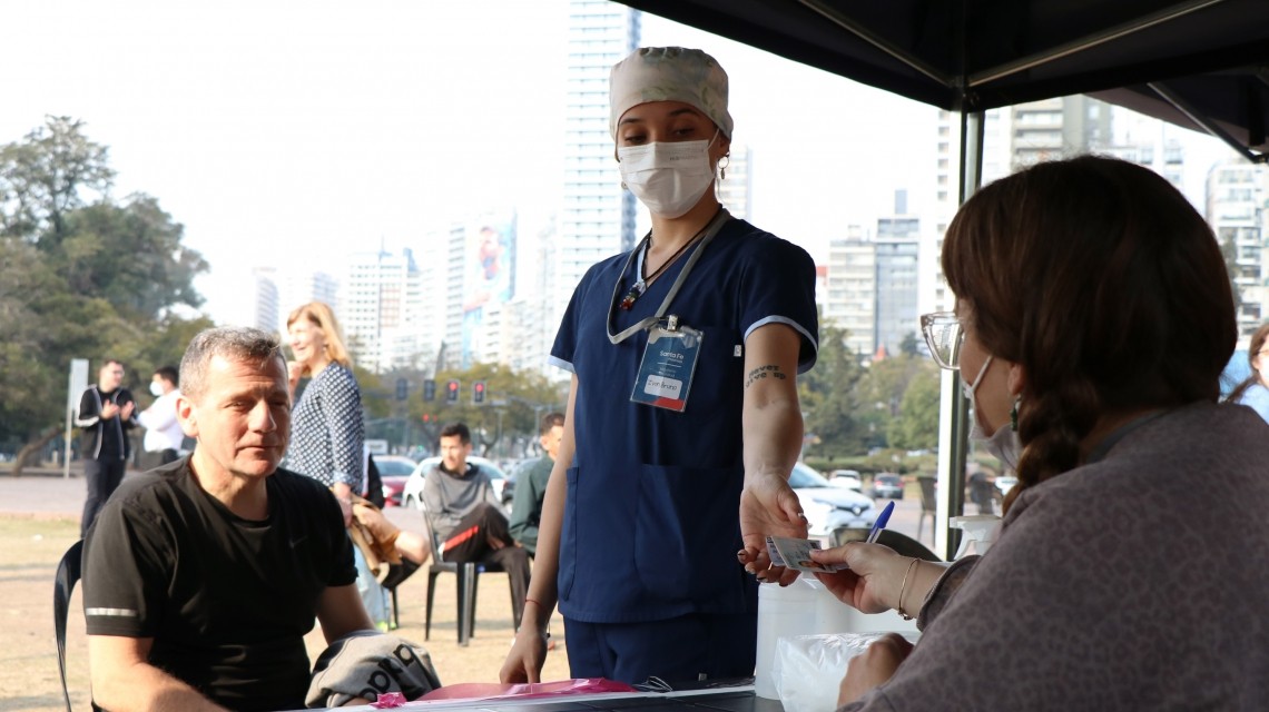 Con un operativo en el Monumento a la Bandera, la provincia celebró el Día del Vacunador y la Vacunadora | Información General