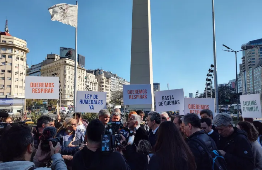 Incendio en las islas: Los intendentes protestaron frente al Obelisco | Noticias