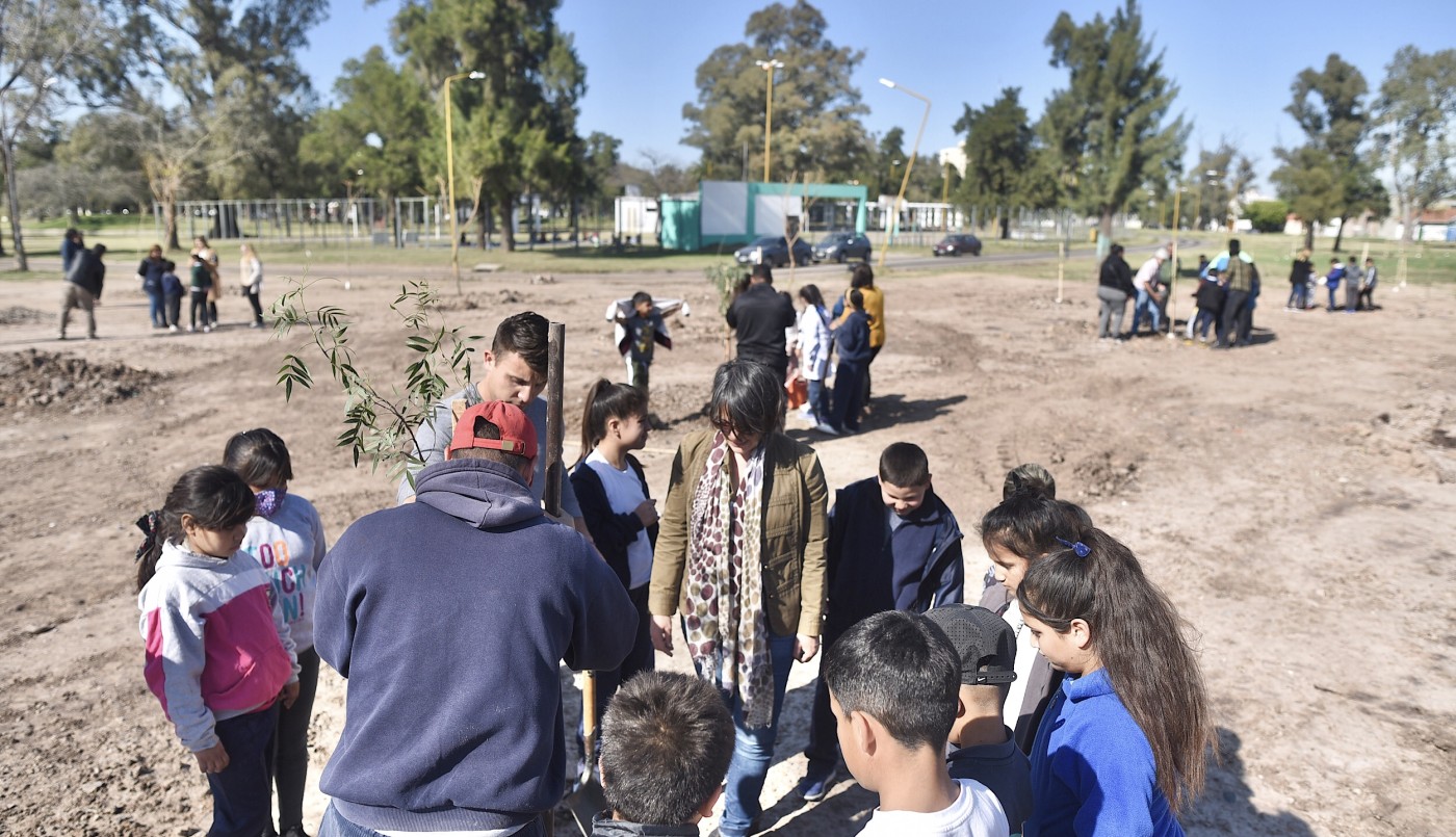 Se plantaron 50 árboles en un espacio recuperado del Parque Garay | Información General
