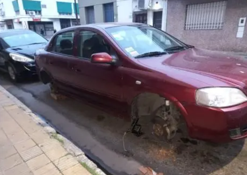 Se robaron dos ruedas de un auto estacionado en el centro | Noticias