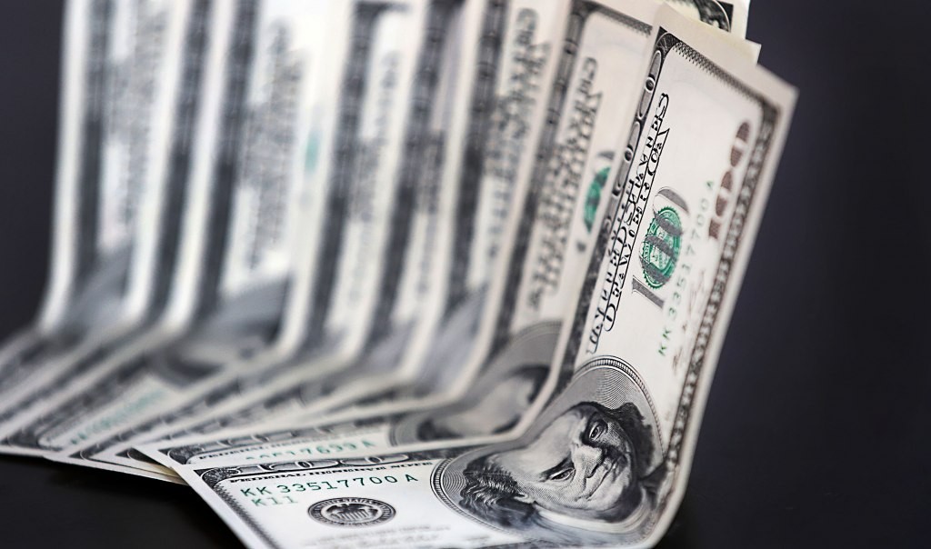 El dólar blue volvió a bajar y cerró a $292 | Información General