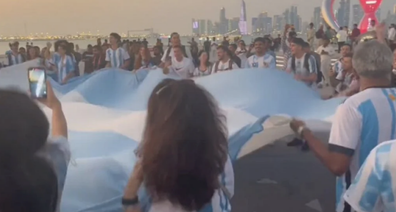 Primer banderazo de hinchas argentinos en Qatar | Deportes