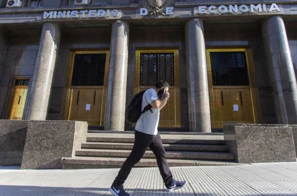 El Ministerio de Economía avanza con la reducción de gastos para cumplir con el FMI | Nacionales