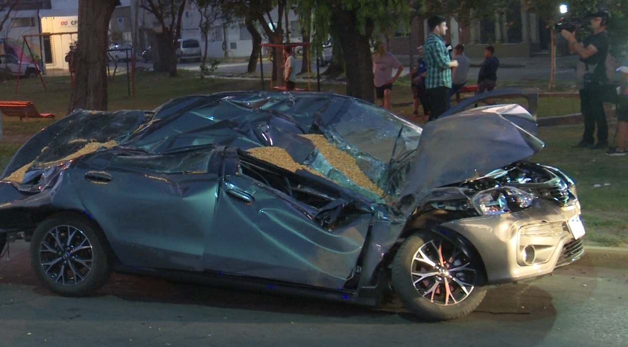 El estado de salud de la mujer que estaba en el auto aplastado por un acoplado | Noticias