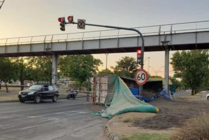 Volcó el acoplado de un camión con semillas de girasol en Avenida Alem y Tucumán | Noticias