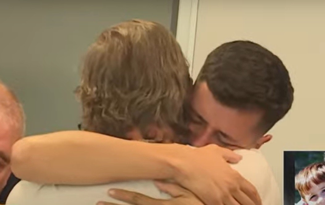 El sentido abrazo del padre y el abuelo de Lucio Dupuy tras el veredicto | Judiciales