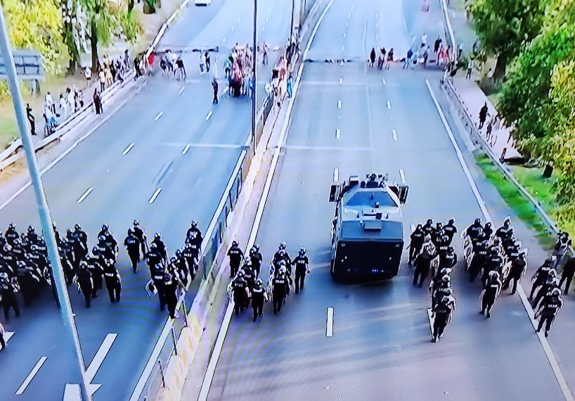 La Policía desalojó a las personas que reclamaban por los cortes de luz en la Autopista Dellepiane | Nacionales