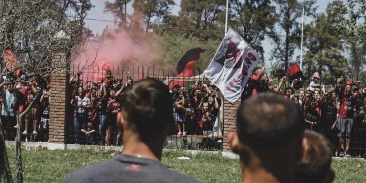 La última arenga de los hinchas de Colón al plantel antes del clásico | Deportes