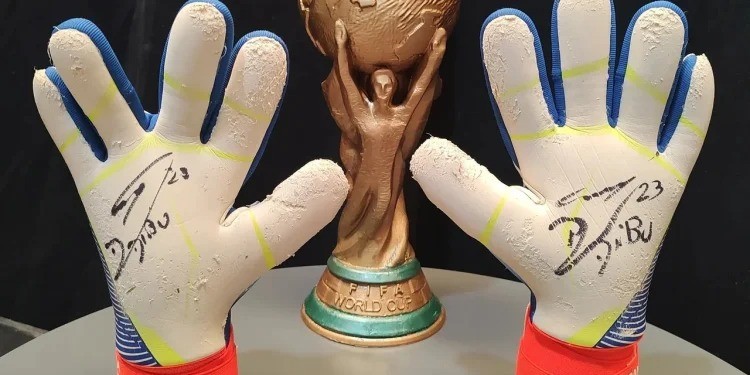 Los guantes que "Dibu" donó, le dieron 45 mil dólares al Garraham | Deportes