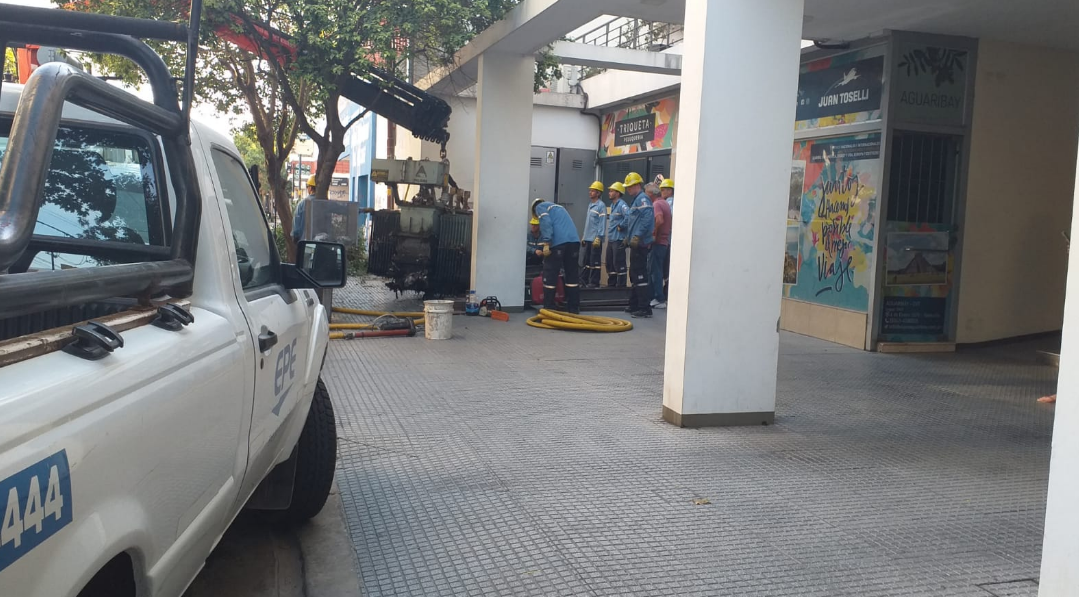 La EPE cambia un transformador quemado y está cortado el tránsito en el sur de la ciudad | Información General