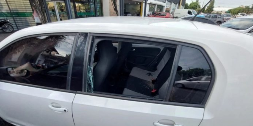 Atacaron a piedrazos y robaron por tercera vez a un auto en Perón e Iturraspe | Noticias