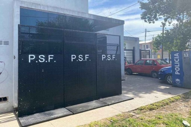 Varias comisarías de Rosario fueron valladas por los continuos atentados | Información General