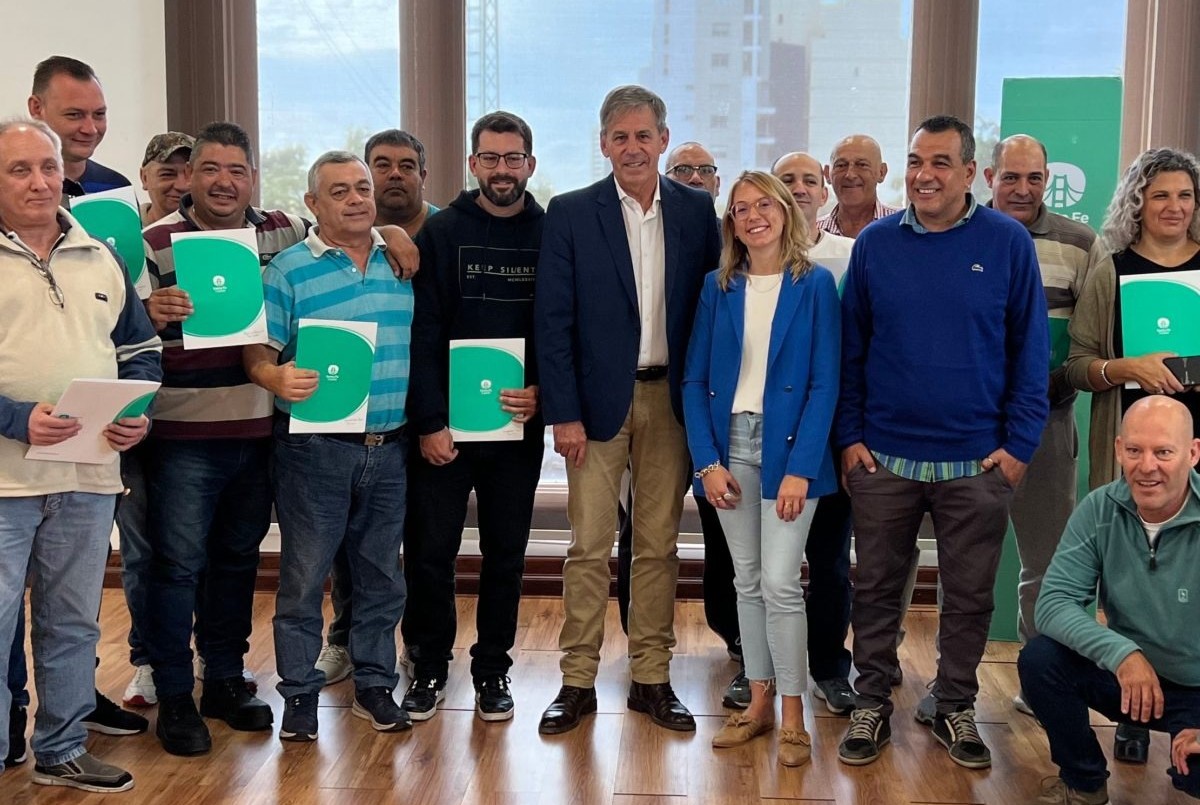 Jatón entregó 25 nuevas licencias de taxis | Información General