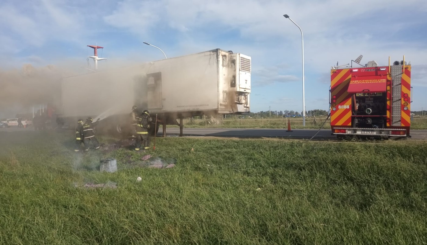Se incendió un remolque en plena ruta, a metros del aeropuerto | Información General
