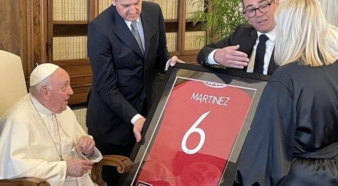 El Papa Francisco recibió una camiseta de Lisandro Martínez | Deportes