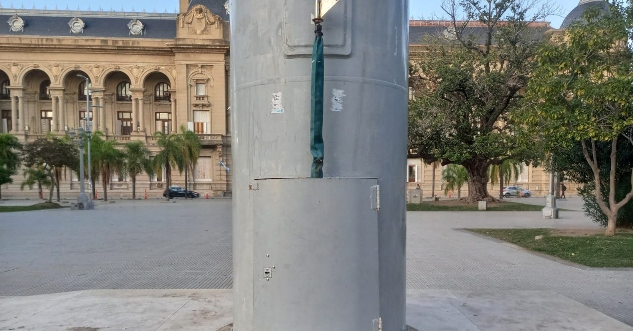 Arriaba una de las banderas de la Plaza 25 de Mayo y perdió dos dedos de una mano | Información General