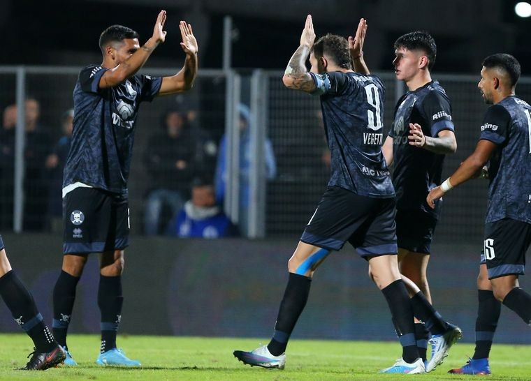 De la mano de Vegetti, Belgrano sube en la tabla | Deportes