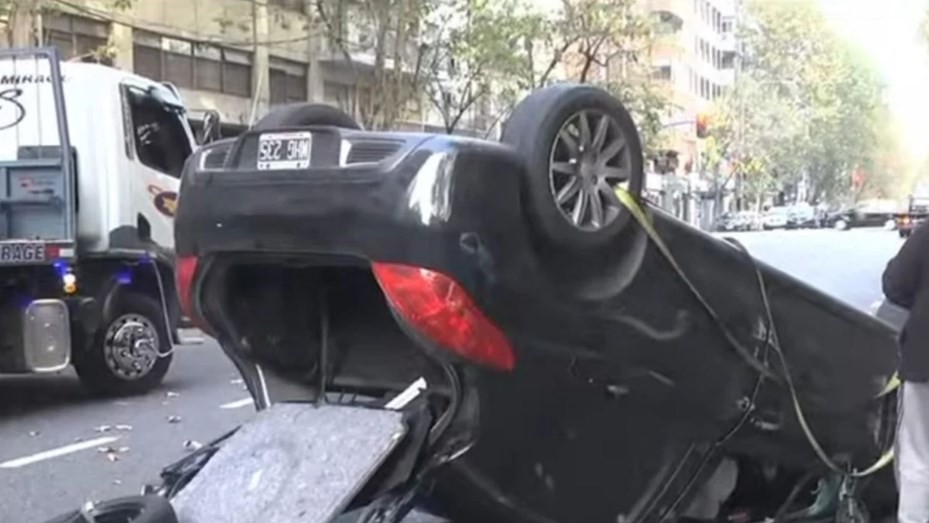 Una mujer chocó y volcó en recoleta y no se pudo hacer el test de alcoholemia por falta de aire | Nacionales