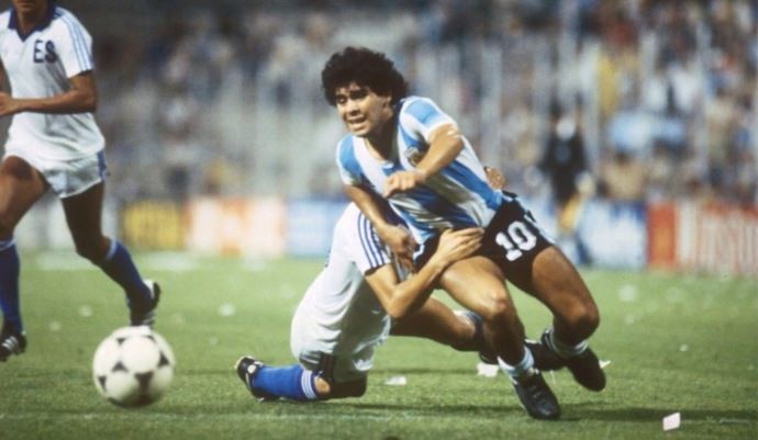 Subastan la primera camiseta que Maradona usó en un Mundial | Deportes