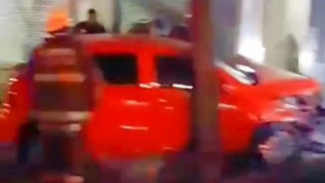 Una persona herida al chocar un auto contra el frente de una vivienda en San Cristóbal | Nacionales