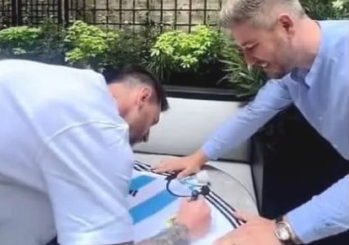 Video: Messi firmó una camiseta de la Selección y se encargó de dibujarle la tercera estrella | Deportes