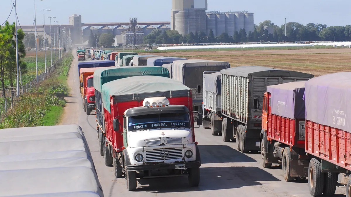 Efecto sequía: El puerto de Rosario tuvo el menor ingreso de camiones en dos décadas | Información General