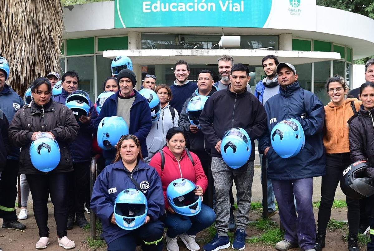 La Municipalidad entregó cascos a trabajadores cartoneros | Información General