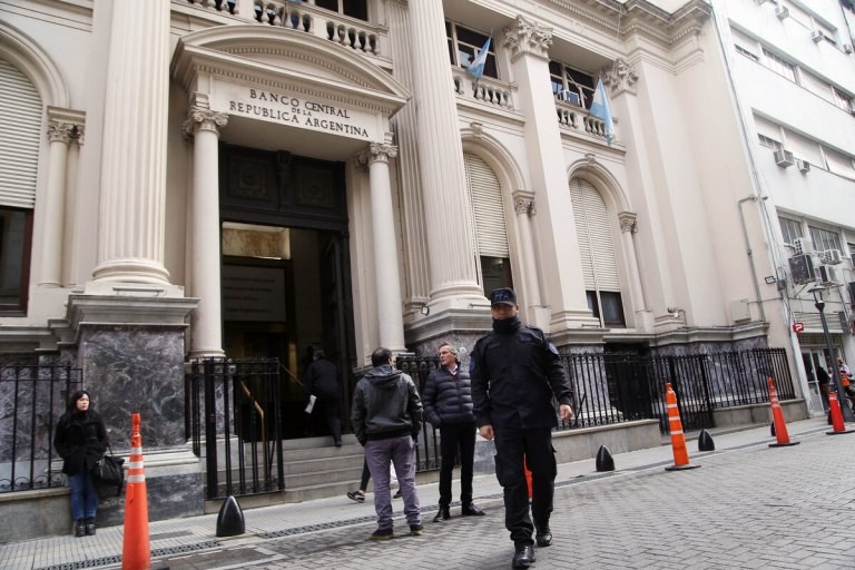 La reacción del mercado ante el acuerdo con el FMI: baja el dólar blue y suben los bonos | Nacionales