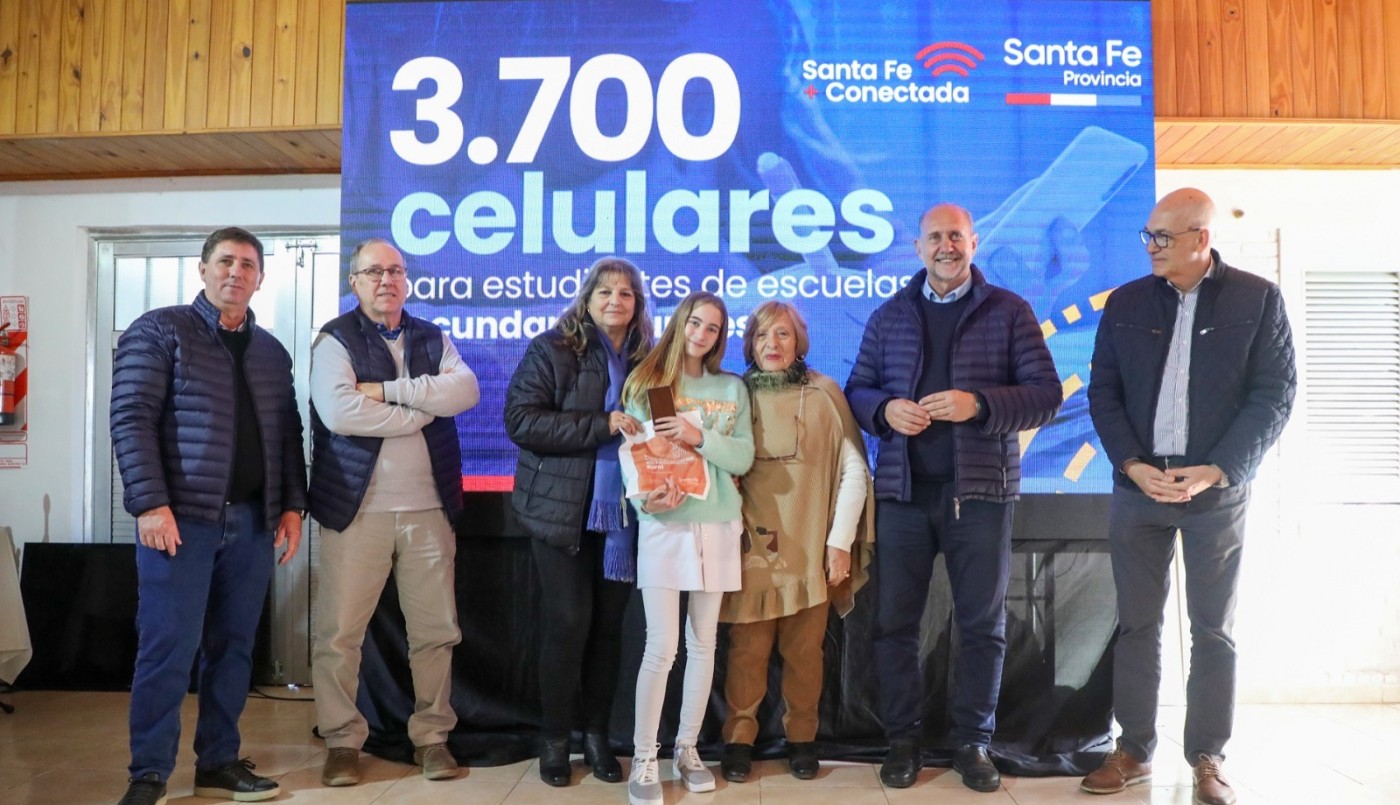 Sigue la entrega de celulares para estudiantes de escuelas rurales | Información General