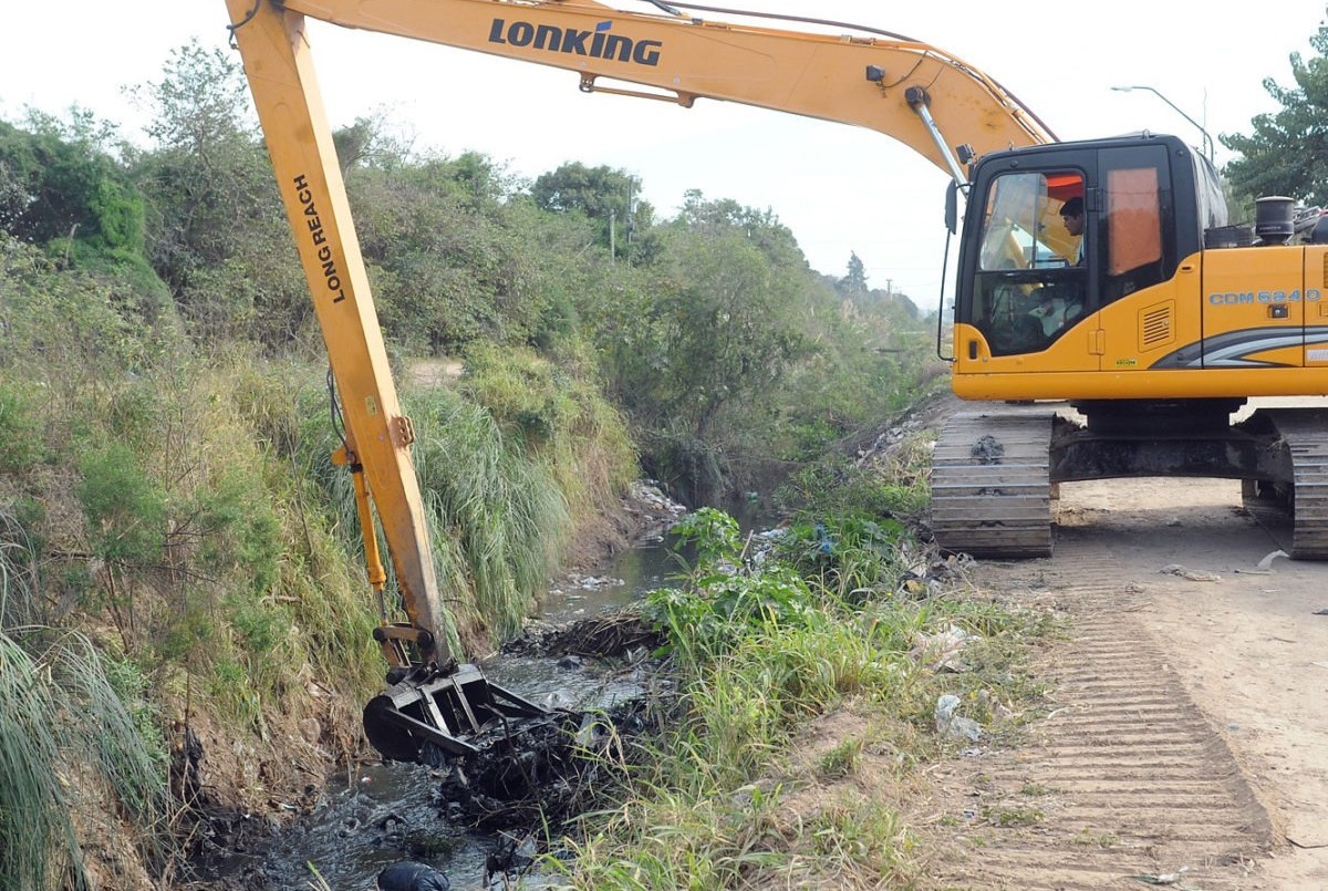 La Municipalidad limpia y acondiciona el canal de Camino Viejo | Información General