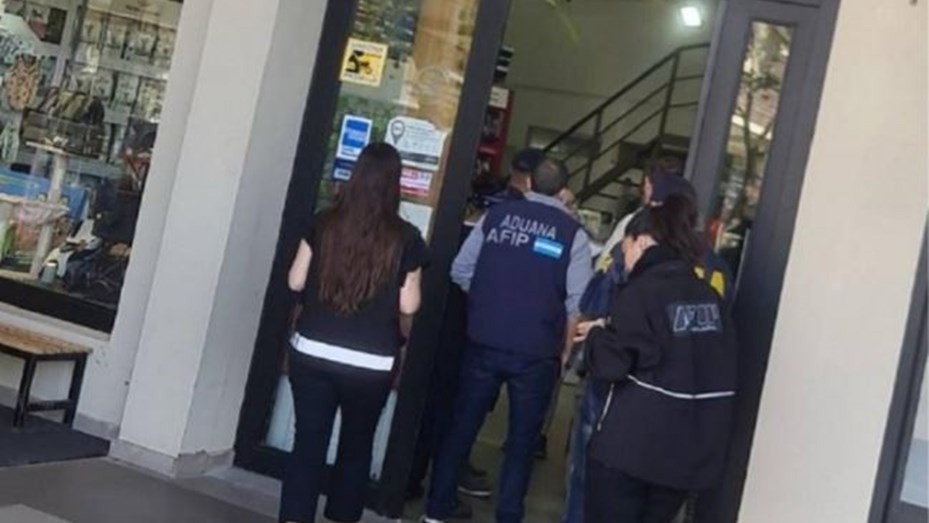 Allanaron una veterinaria por presunto contrabando de perros | Nacionales