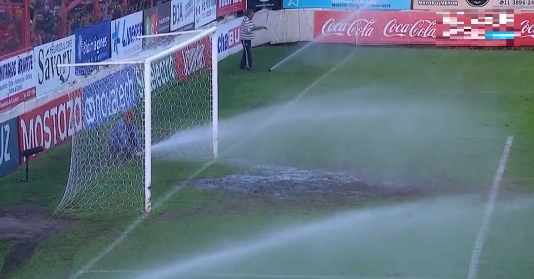 Vergüenza en una final del ascenso: el equipo local le embarró el área al rival en el entretiempo | Deportes