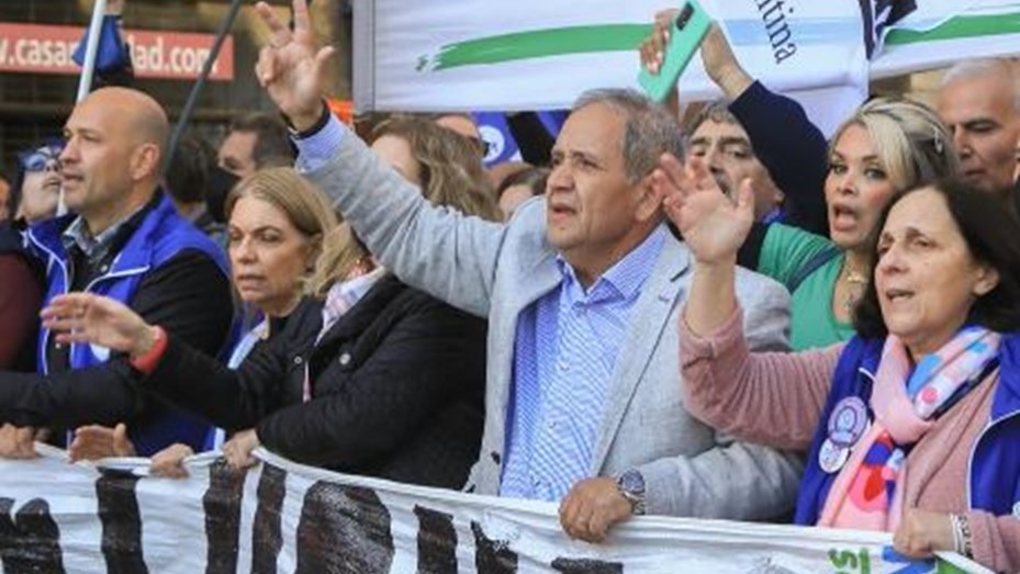 Los bancarios tendrán en diciembre un aumento del 40% y un sueldo mínimo de $700.000 | Nacionales