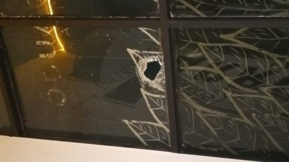 Participaba de una fiesta privada en un bar, le arrojaron una baldosa de un edificio y quedó grave | Nacionales