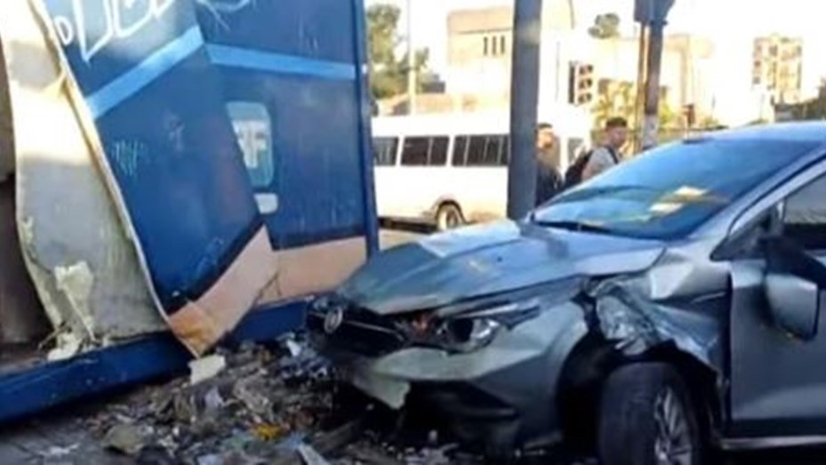 Un auto chocó contra una garita en el Puente Liniers: hay dos policías heridos | Nacionales