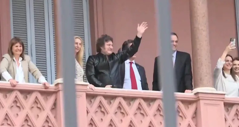 Javier Milei llevó a su gabinete al balcón de la Casa Rosada para saludar a la gente | Nacionales