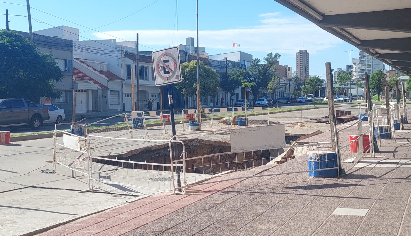 Se agranda el socavón en López y Planes y la obra debe licitarse de nuevo | Información General