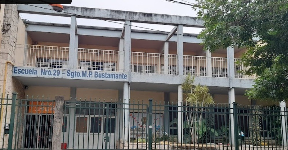 Protesta de padres de la Escuela Bustamante por un hecho ocurrido entre menores | Información General