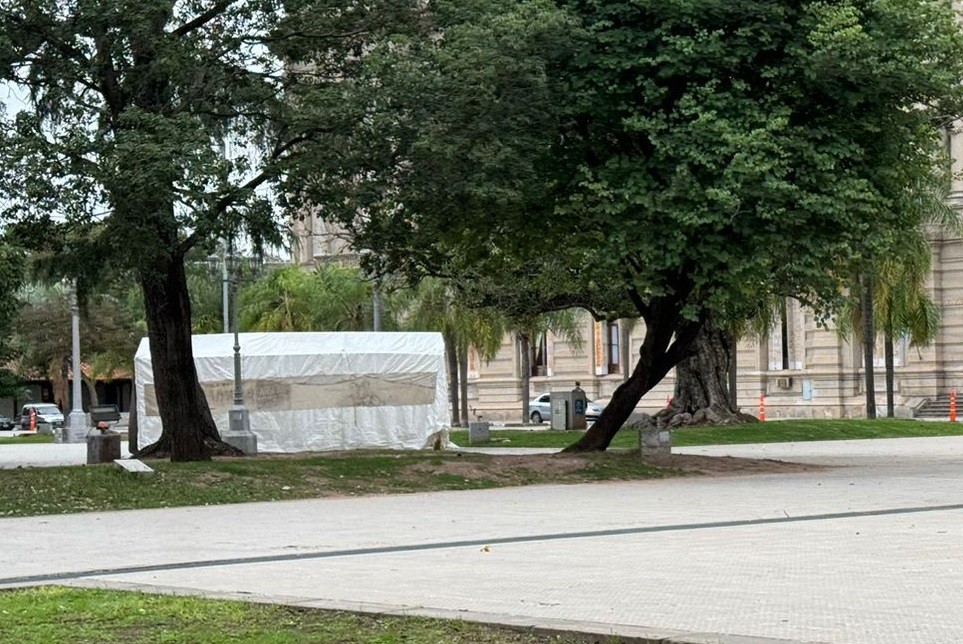 Santa Fe recuerda la inundación de 2003 y volvió la carpa negra frente a Casa de Gobierno | Información General