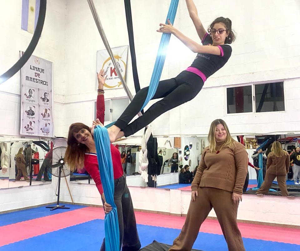 ¡Hoy en Diversidad, ¿Qué ves cuando mes ves? Acrobacia en tela y parálisis cerebral | Igualdad y Género